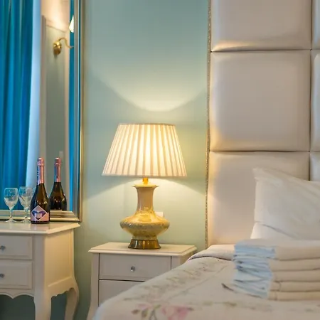 Phoenicia 4*