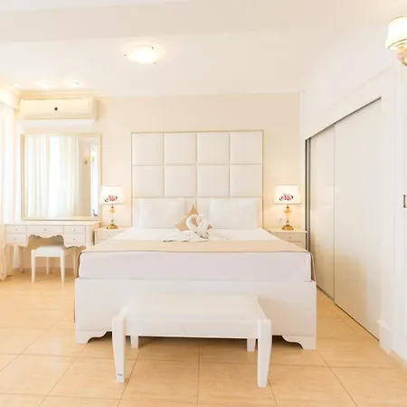 Phoenicia 4*